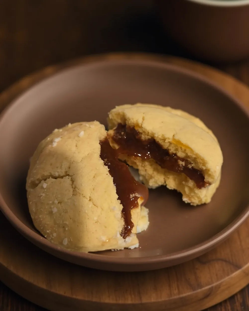 Maicena alfajor broken open showing dulce de leche